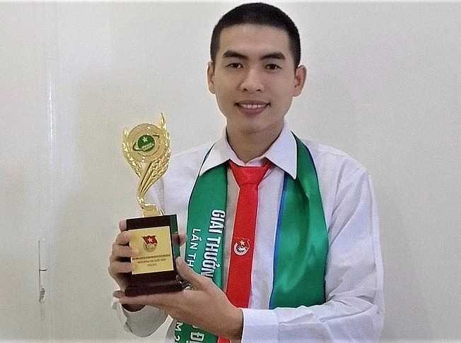 Thành công từ trồng nấm quý, anh Luân vinh dự nhận giải thưởng Lương Định Của năm 2022 của Trung ương Đoàn.