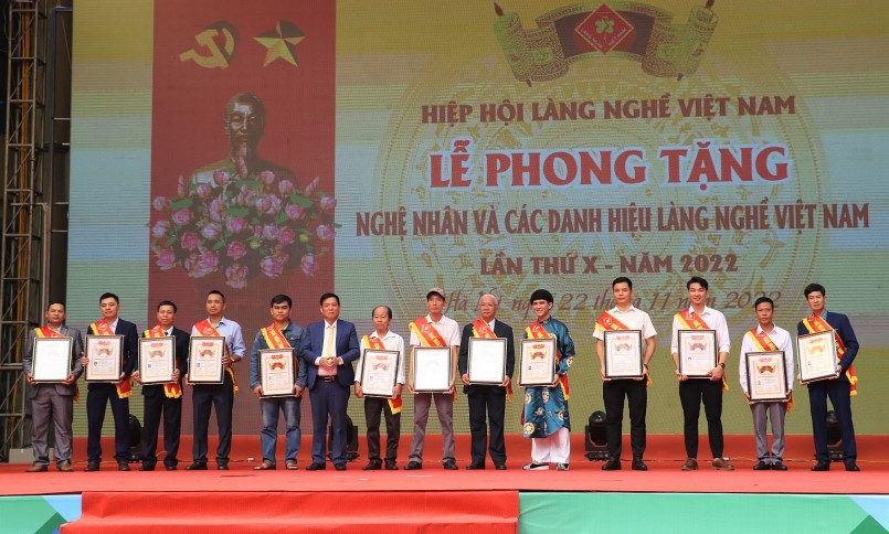 Phong tặng Nghệ nhân và các danh hiệu Làng nghề Việt Nam
