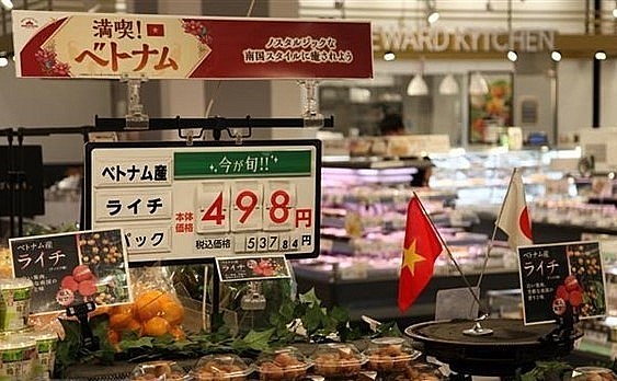 Quầy bày bán vải thiều Việt Nam tại siêu thị AEON Nhật Bản. (Ảnh: TTXVN)