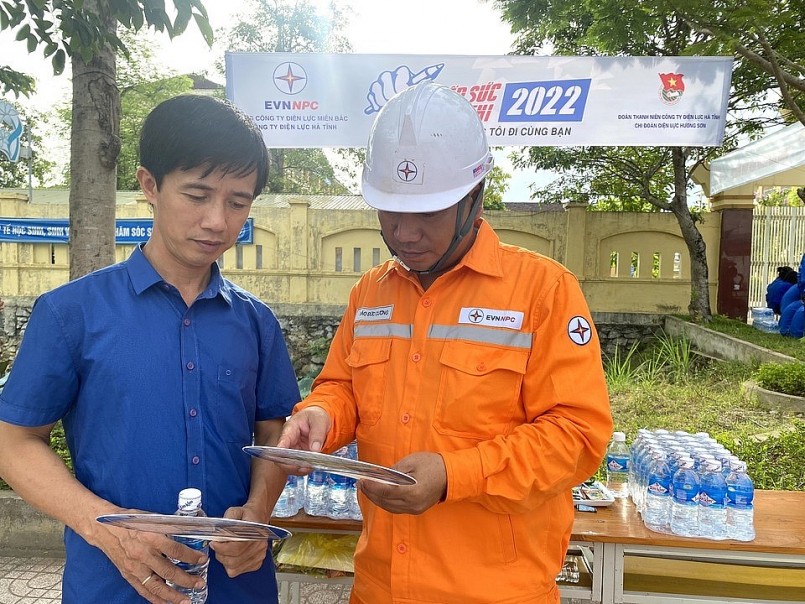 Điện lực Hương Sơn _ Hà Tĩnh tư vấn hỗ trợ cài đặt app CSKH của ngành điện và tuyên truyền việc sử dụng điện tiết kiệm cho khách hàng