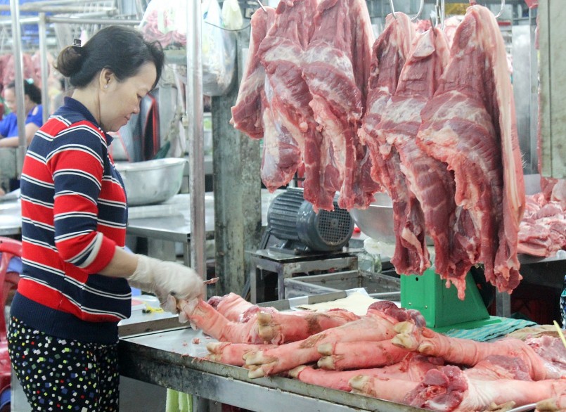 Nhu cầu thịt heo trong nước ngày càng giảm, xu hướng giá heo giảm trong năm 2023 được dự báo.