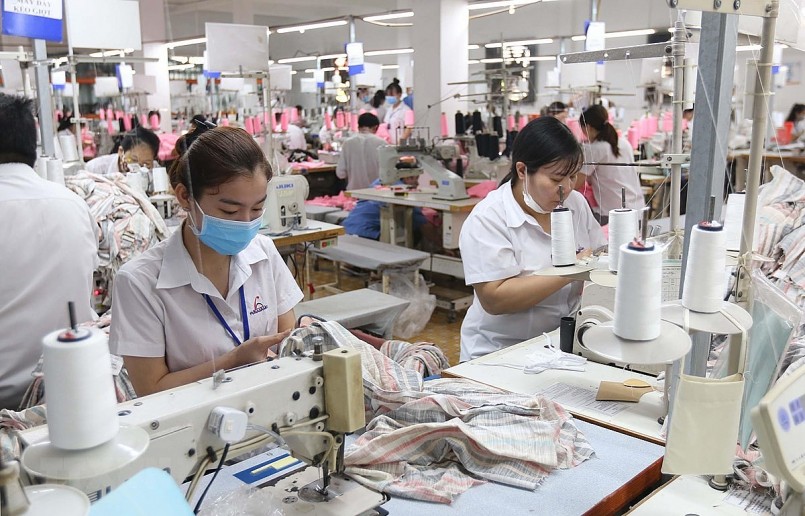 Sản xuất hàng may mặc tại Công ty Cổ phần Thương mại xuất nhập khẩu May Phương Nam (quận Gò Vấp). (Ảnh: Thanh Vũ/TTXVN)