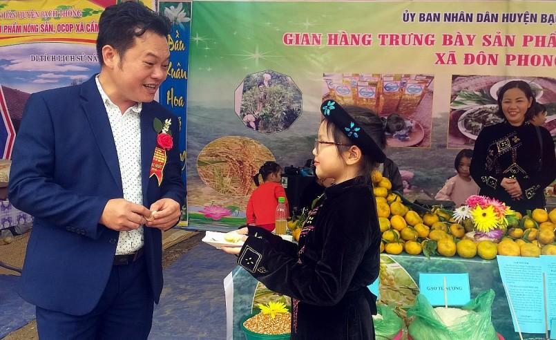 Em nhỏ xã Quang Thuận mời du khách thưởng thức hương vị quýt đặc sản của địa phương.
