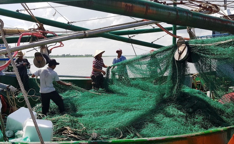 Ngư dân Quảng Trị đang chuẩn bị ngư lưới cụ ra khơi đánh vụ cá Bắc.