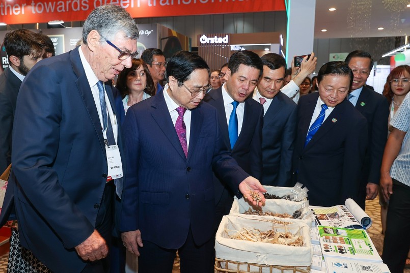 Thủ tướng Phạm Minh Chính thăm các gian hàng tại triển lãm. Ảnh: VGP