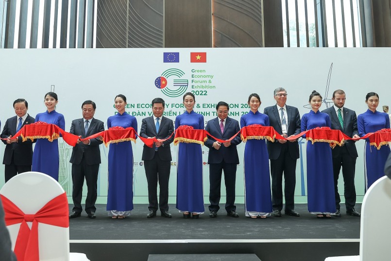 Thủ tướng Phạm Minh Chính cắt băng khai mạc Triển lãm Kinh tế xanh được tổ chức cùng thời gian Diễn đàn với hàng trăm gian hàng triển lãm của 20 nhóm tập đoàn công nghiệp xanh từ các nước châu Âu. Ảnh: VGP
