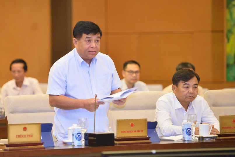 Bộ trưởng Bộ Kế hoạch và Đầu tư Nguyễn Chí Dũng trình bày Tờ trình của Chính phủ 