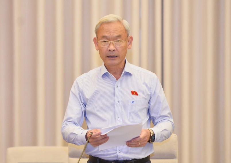 Chủ nhiệm Ủy ban Tài chính - Ngân sách của Quốc hội Nguyễn Phú Cường trình bày báo cáo thẩm tra 