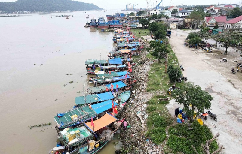 Hàng ngày, từ 12h trưa cho đến 15h chiều, tại các bến thuyền, cầu tàu trên sông Cấm ở phường Nghi Tân (thị xã Cửa Lò) có khá đông thuyền săn ghẹ cập bến bán hàng. Ảnh: Huy Thư