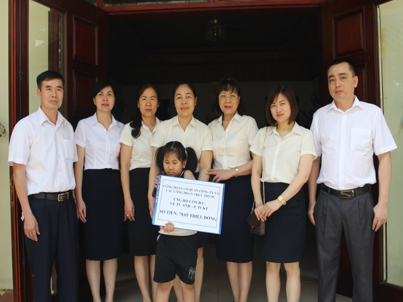 Chị Phạm Hồng Hà – Kế toán trưởng Công ty Điện lực Lạng Sơn (Đứng thứ 3 từ trái sang) đến thăm và trao tặng quà cho con của nữ công nhân viên công tác tại phòng Tài chính kế toán ốm đau
