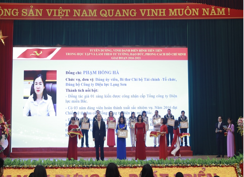Chị Phạm Hồng Hà - Kế toán trưởng Công ty Điện lực Lạng Sơn được tuyên dương, vinh danh điển hình tiên tiến trong học tập và làm theo tư tưởng, đạo đức, phong cách Hồ Chí Minh giai đoạn 2016-2021