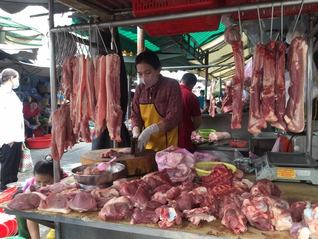 giá thịt lợn đang giữ ở mức thấp thế nhưng lượng tiêu thụ cũng không nhiều