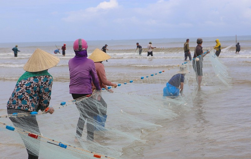 Khi lưới cá gần vào bờ, người dân sẽ cẩn thận di chuyển từng bước để tránh cá lọt ra ngoài.
