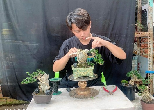 Nghề tỉa lá cắt cành vất đi, tưởng trò nghịch dại ai ngờ có thu nhập 30 triệu đồng/tháng