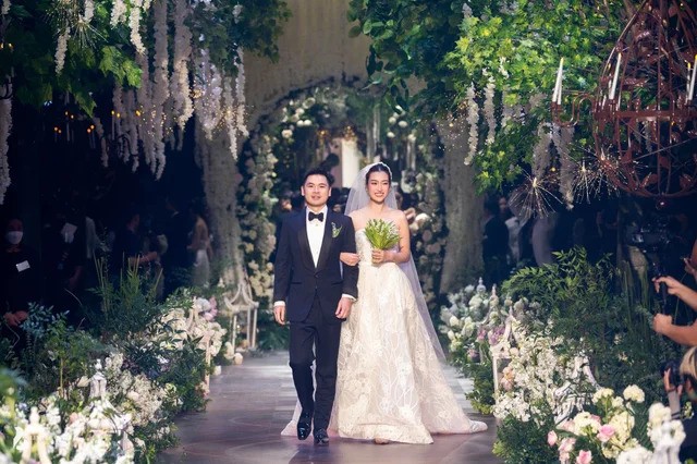 Đỗ Mỹ Linh và Đỗ Vinh Quang trong đám cưới