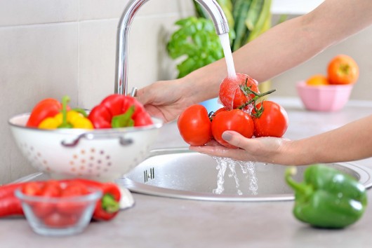Những cách siêu đơn giản để loại bỏ thuốc trừ sâu khỏi rau củ quả