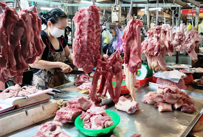 Thịt heo nhập khẩu tăng mạnh càng đẩy giá heo trong nước xuống thấp.