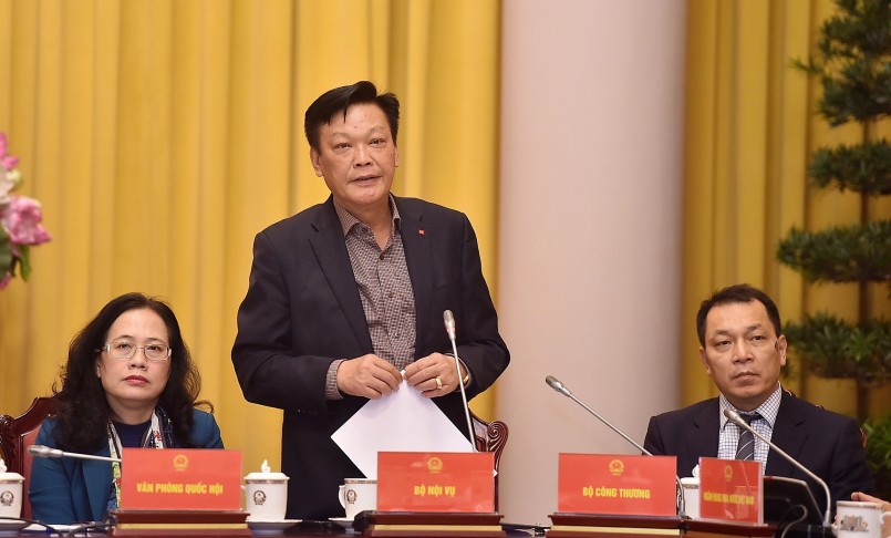 Thứ trưởng Bộ Nội vụ Nguyễn Duy Thăng giới thiệu về Luật Thực hiện dân chủ ở cơ sở. Ảnh VGP