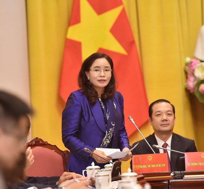 Thứ trưởng Bộ Văn hóa, Thể thao và Du lịch Trịnh Thị Thủy giới thiệu Luật Phòng, chống bạo lực gia đình 2022. Ảnh VGP