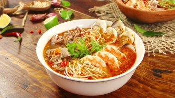 Cách nấu món bún Thái hải sản chua cay, đúng điệu