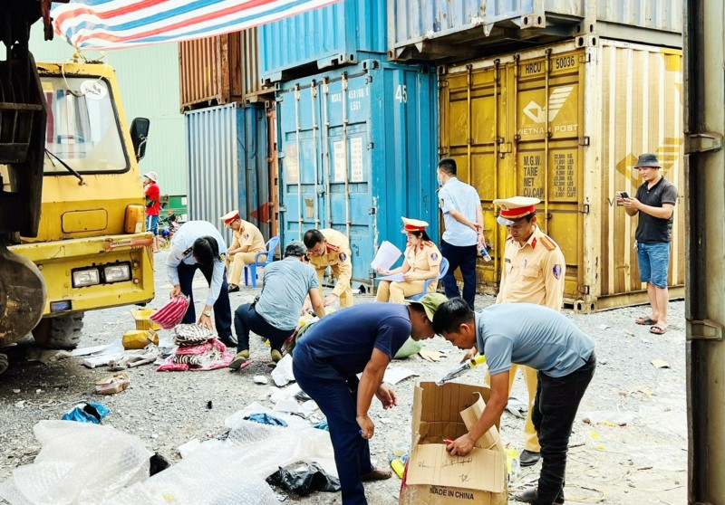 Bình Dương: Phát hiện 2 container hàng nghi nhập lậu bằng đường sắt tại ga Sóng Thần