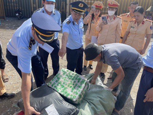 Bình Dương: Phát hiện 2 container hàng nghi nhập lậu bằng đường sắt tại ga Sóng Thần