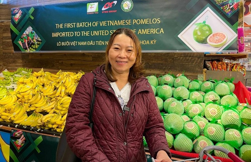 Chị Nguyễn Thị Thùy Trang, người tiêu dùng Việt Nam tại Mỹ hồ hởi khi được thưởng thức trái bưởi da xanh quê nhà.