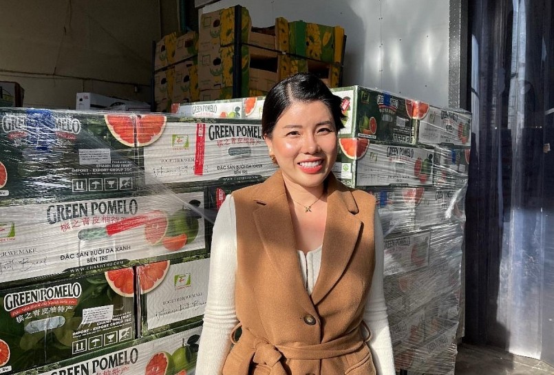 Bà Trúc Phan, Giám đốc điều hành của Công ty phân phối thực phẩm L&T (L&T Food Distributor) phần khởi khi trái bưởi da xanh đã xuất khẩu thuận lợi.