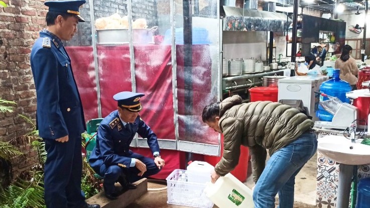 Lạng Sơn: Thu giữ gần 100 lít rượu thủ công không rõ nguồn gốc