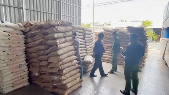 An Giang: Bắt quả tang xe tải chở gần 14.000kg đường cát và phụ gia nghi nhập lậu