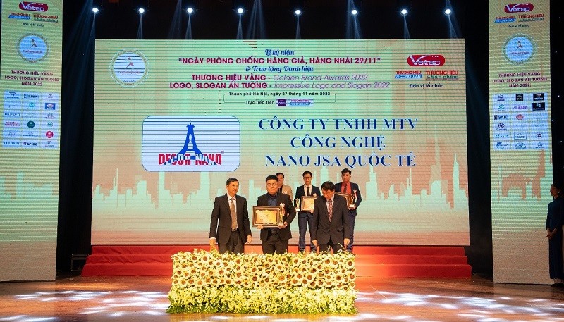 Đại diện công ty TNHH MTV công nghệ Nano JSA Quốc tế nhận danh hiệu Top 10 Thương hiệu Vàng 2022