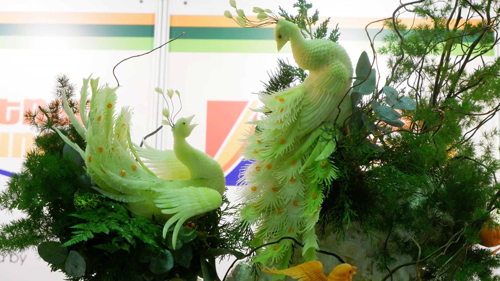 Chim bay, phượng múa được “biến hóa” sống động từ trái cây