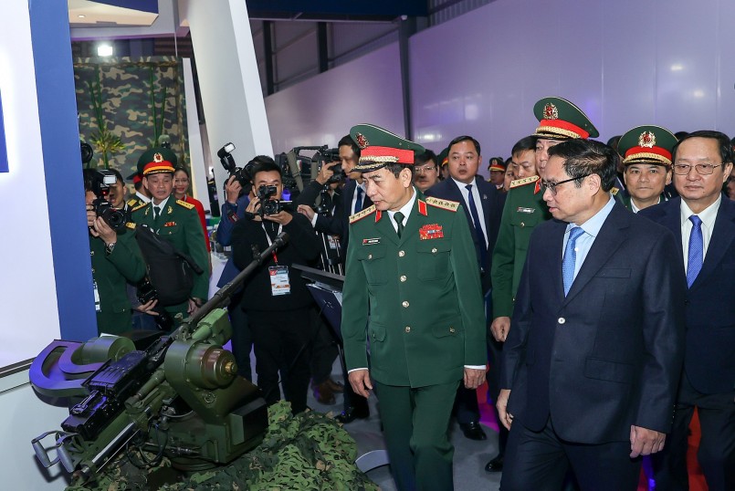 Thủ tướng Chính phủ và các đại biểu tham quan các gian trưng bày, giới thiệu sản phẩm công nghiệp quốc phòng, khu vực không gian văn hóa Việt Nam, khu trưng bày kinh tế-quốc phòng Việt Nam... .Ảnh: VGP