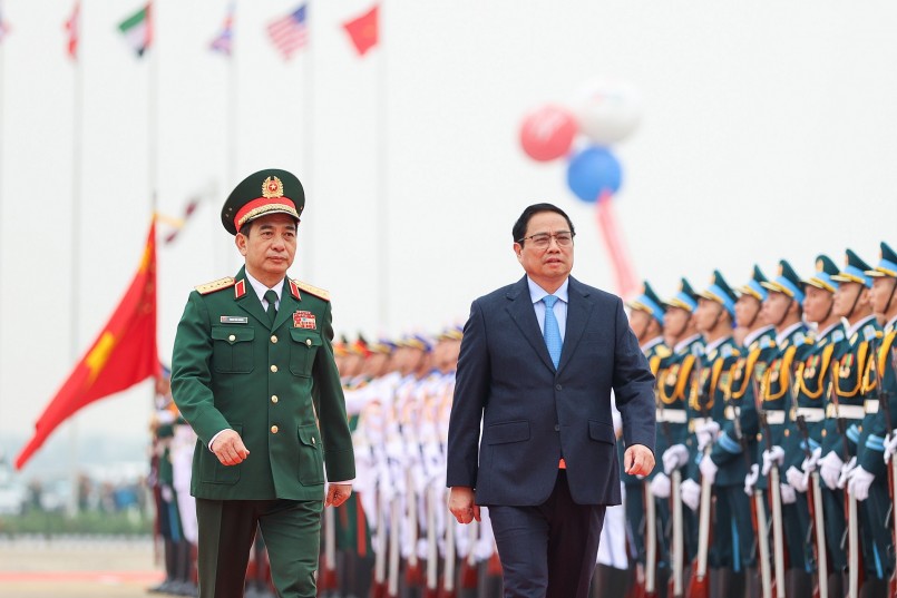 Thủ tướng Chính phủ Phạm Minh Chính và Đại tướng Phan Văn Giang, Bộ trưởng Bộ Quốc phòng, duyệt đội danh dự tại Triển lãm Quốc phòng quốc tế Việt Nam 2022. Ảnh: VGP