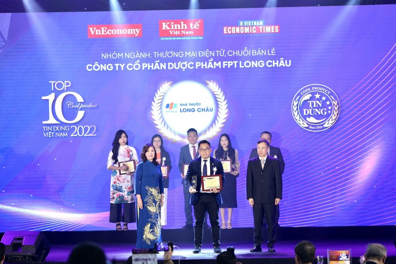 Ông Nguyễn Đức Long - Giám đốc Kinh doanh miền Bắc, đại diện FPT Long Châu nhận vinh danh Top 10 Tin Dùng Việt Nam 2022
