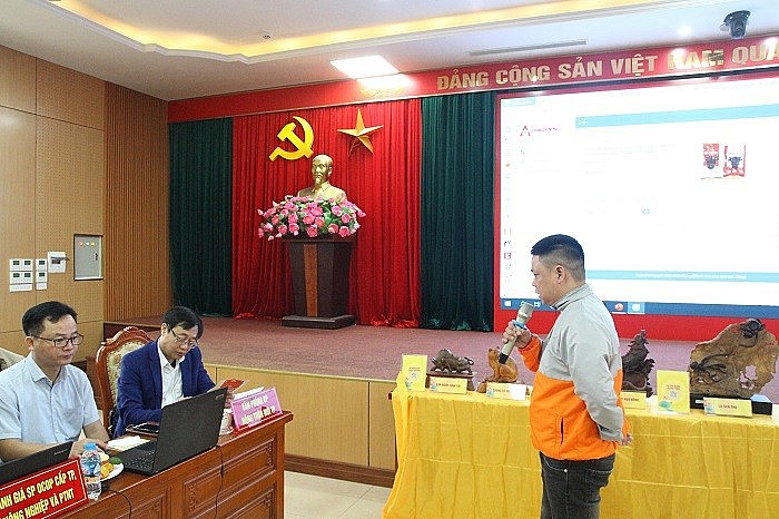 Chủ thể hộ kinh doanh Tuấn Khanh của xã Tiên Dương, huyện Đông Anh giới thiệu sản phẩm trước các thành viên Hội đồng OCOP Thành phố