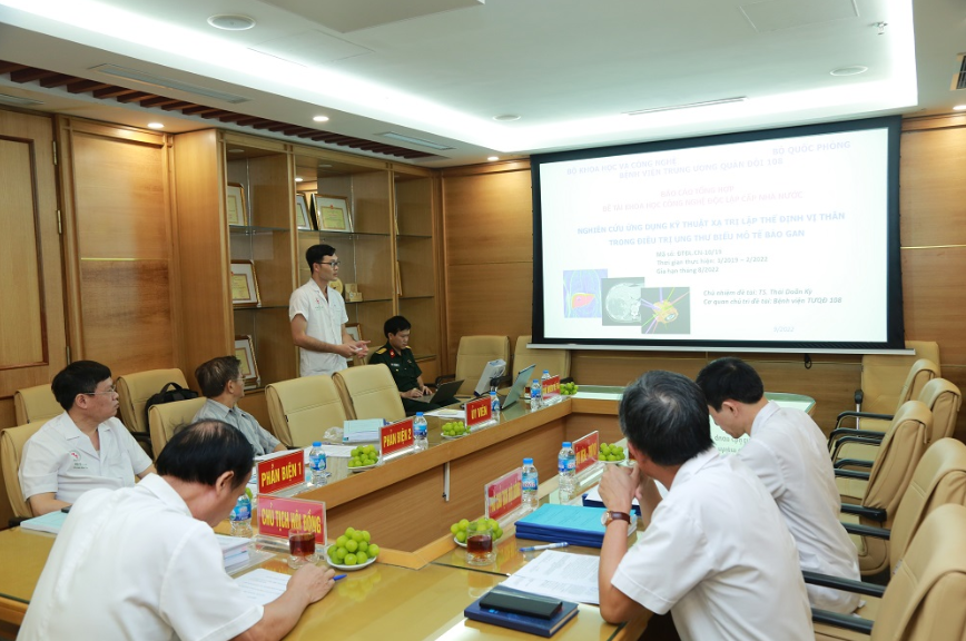 Thay mặt nhóm nghiên cứu, ThS BS Nguyễn Đình Châu báo cáo tóm tắt kết quả nghiên cứu 