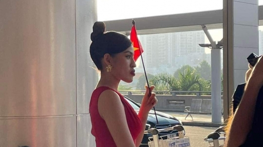 "Hot girl trứng rán" Trần Thanh Tâm "lủi thủi" tại sân bay để sang Thái thi hoa hậu