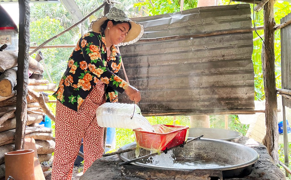 Leo thang cao 30m để lấy loại mật này, đem nấu lên thành đặc sản không chỉ ngon mà còn rất quý