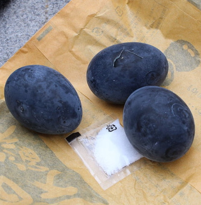 Loại trứng gà đen như "hòn than" được bán 200 nghìn/quả có gì đặc biệt?