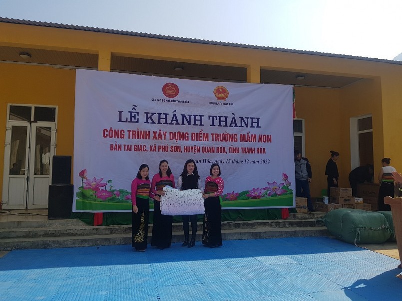 Bà Lê Thị Hương đại diện cho Công ty Minh Ngọc trao 100 chiếc chăn ấm cho điểm trường