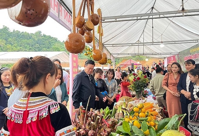 Người dân, doanh nghiệp đến tham quan tại Ngày hội cam, quýt và các sản phẩm OCOP huyện Bạch Thông năm 2022. Ảnh: Ngọc Tú.
