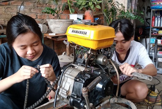 2 học sinh lớp 11 sáng chế chiếc máy đảo cà phê độc đáo giúp nông dân đỡ vất vả