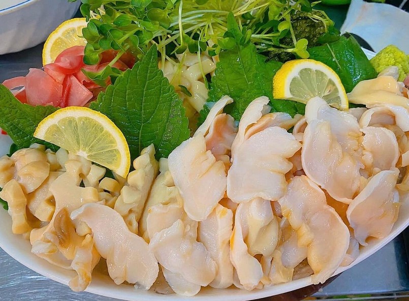 Món sashimi ốc vòi voi Canada rất ngon nên được nhiều người Việt ưa chuộng.