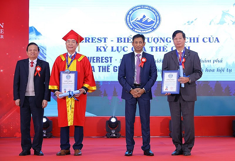 Trao giải thưởng Everest- Biểu tượng của Cộng đồng Kỷ lục Gia Thế giới tới Tập đoàn Vin Group và Tổ hợp Công ty CP Gốm Đất Việt.