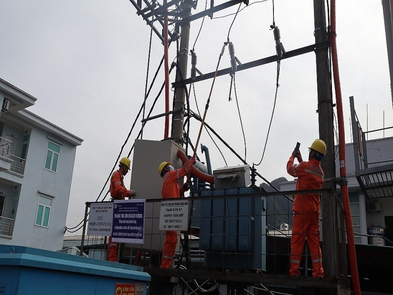  Công nhân Điện lực Tp Cẩm Phả vệ sinh trạm biến áp chuyên dùng Công ty Cổ phần nước khoáng Quang Hanh