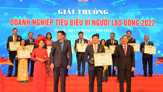 Vietcombank 3 lần liên tiếp được vinh danh “Doanh nghiệp tiêu biểu vì người lao động” và Top 10 Nơi làm việc tốt nhất Việt Nam