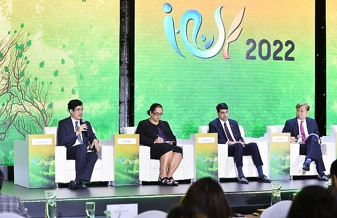  Ông Nguyễn Quốc Khánh (ngoài cùng, bên trái) - Giám đốc Điều hành Nghiên cứu & Phát triển (R&D) Vinamilk cùng các diễn giả trong phiên thảo luận VCSF 2022.