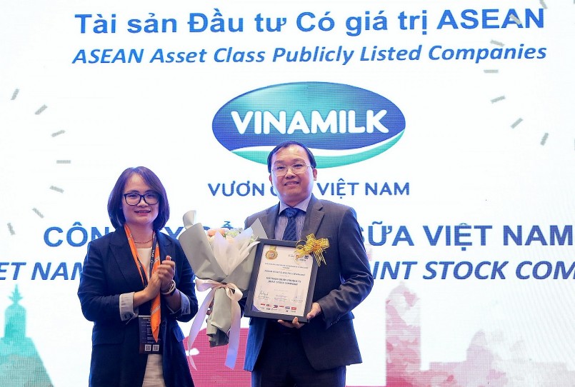 Ông Lê Thành Liêm – Thành viên HĐQT và Giám đốc điều hành Tài chính tại Vinamilk nhận giải thưởng Tài sản đầu tư có giá trị của ASEAN
