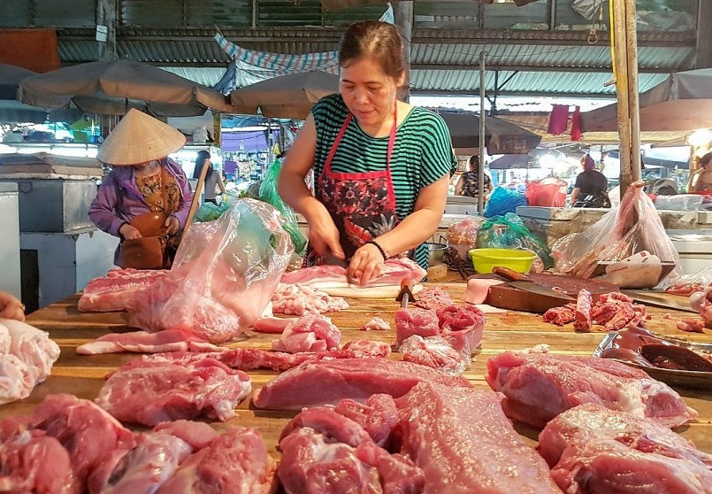 Thị trường tiêu thụ thịt heo ảm đạm kéo giá heo giảm sâu.